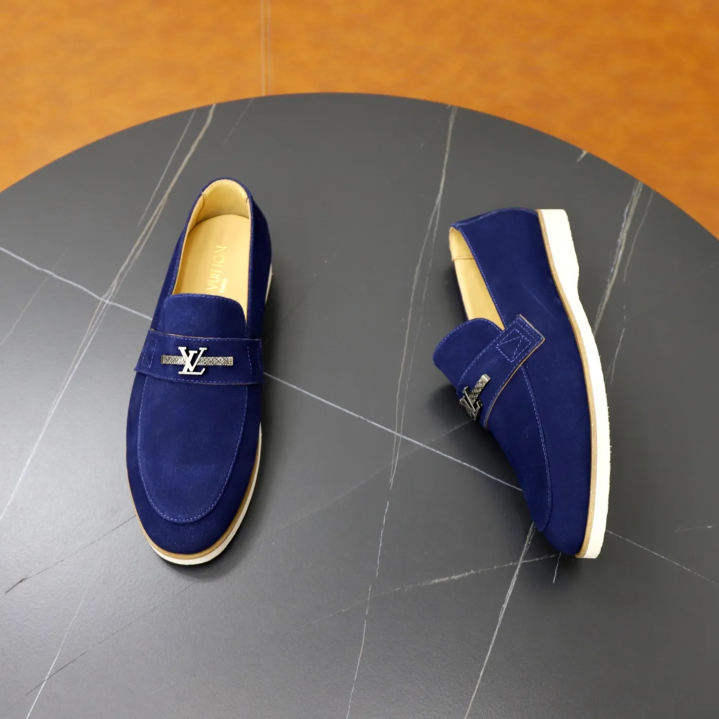 Ex-factory price: 442💰🙅‍♂️🙅‍♂️🙅‍♂️ Brand: LV Louis Vuitton Standard code: 38-44 (45 customized) Grade: Same as the official website Material: Original cow suede material stitching Comfortable and breathable cowhide lining Lightweight wear-resistant foam outsole Style category: Men's fashionable casual shoes Running sports shoes Distinguished luxury brand elements Top luxury color: actual picture color